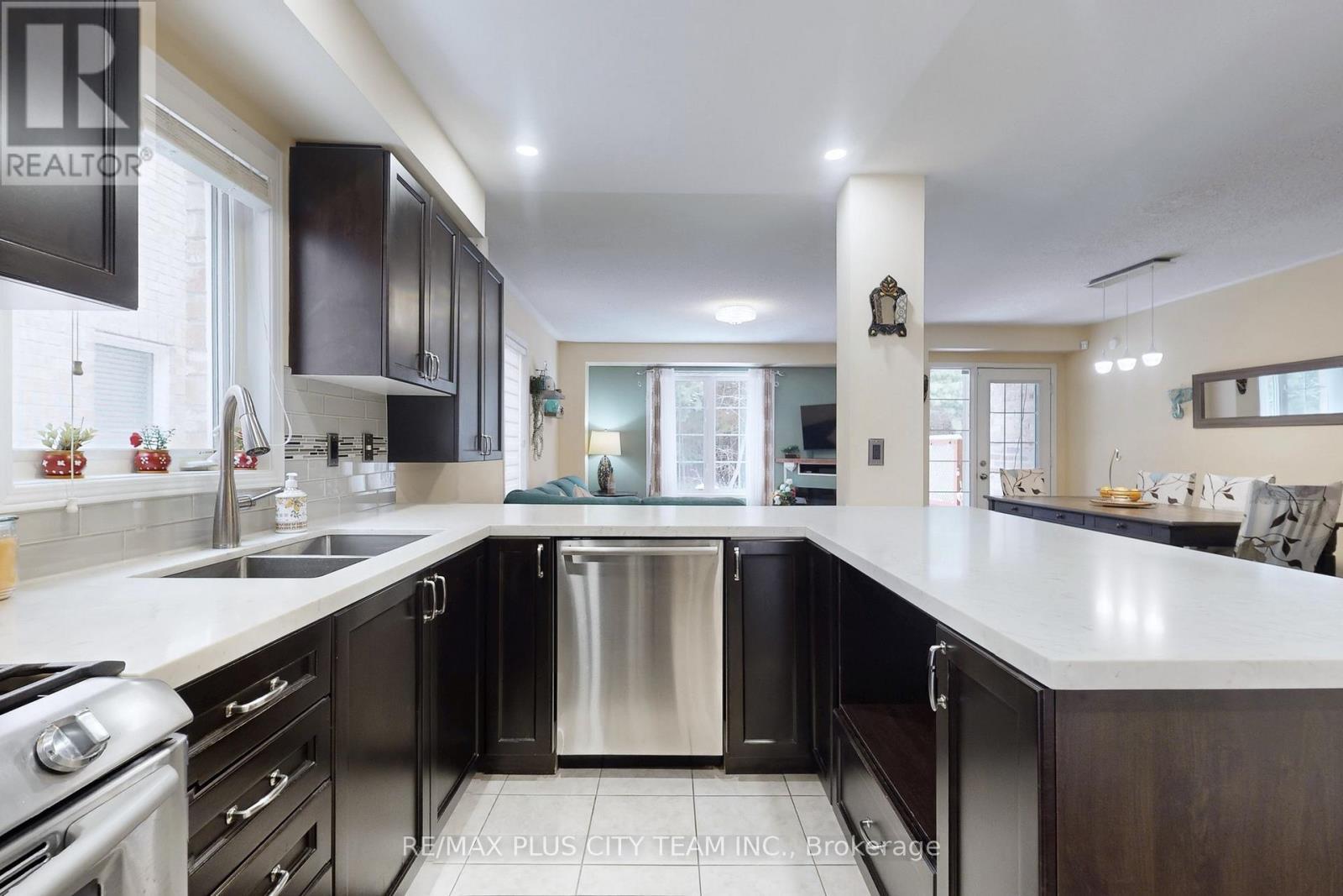 16 Edison Way, Whitby, ON
