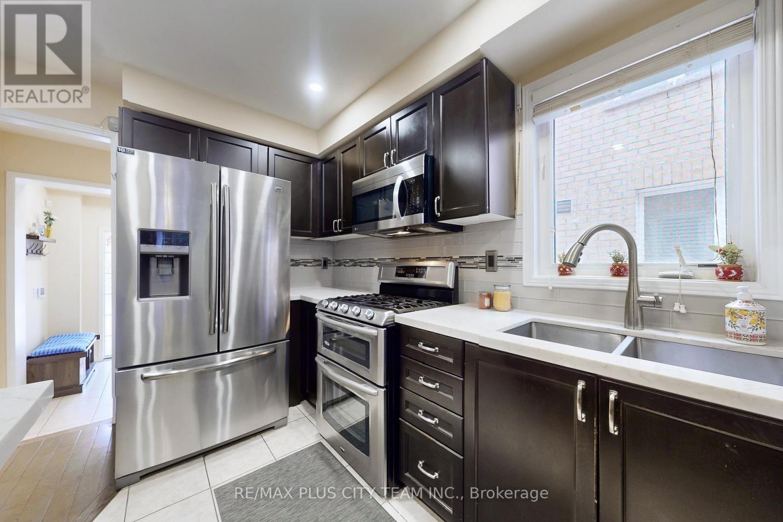 16 Edison Way, Whitby, ON