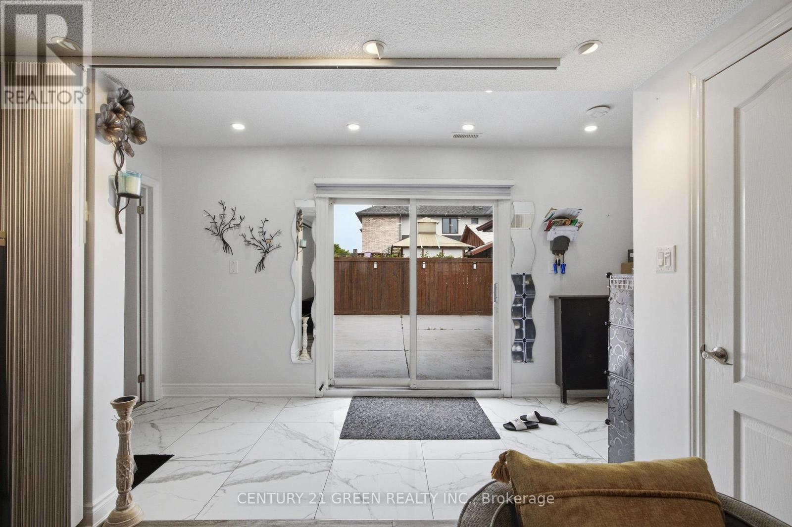 Family Room - 7649 Redstone Road, Mississauga, ON