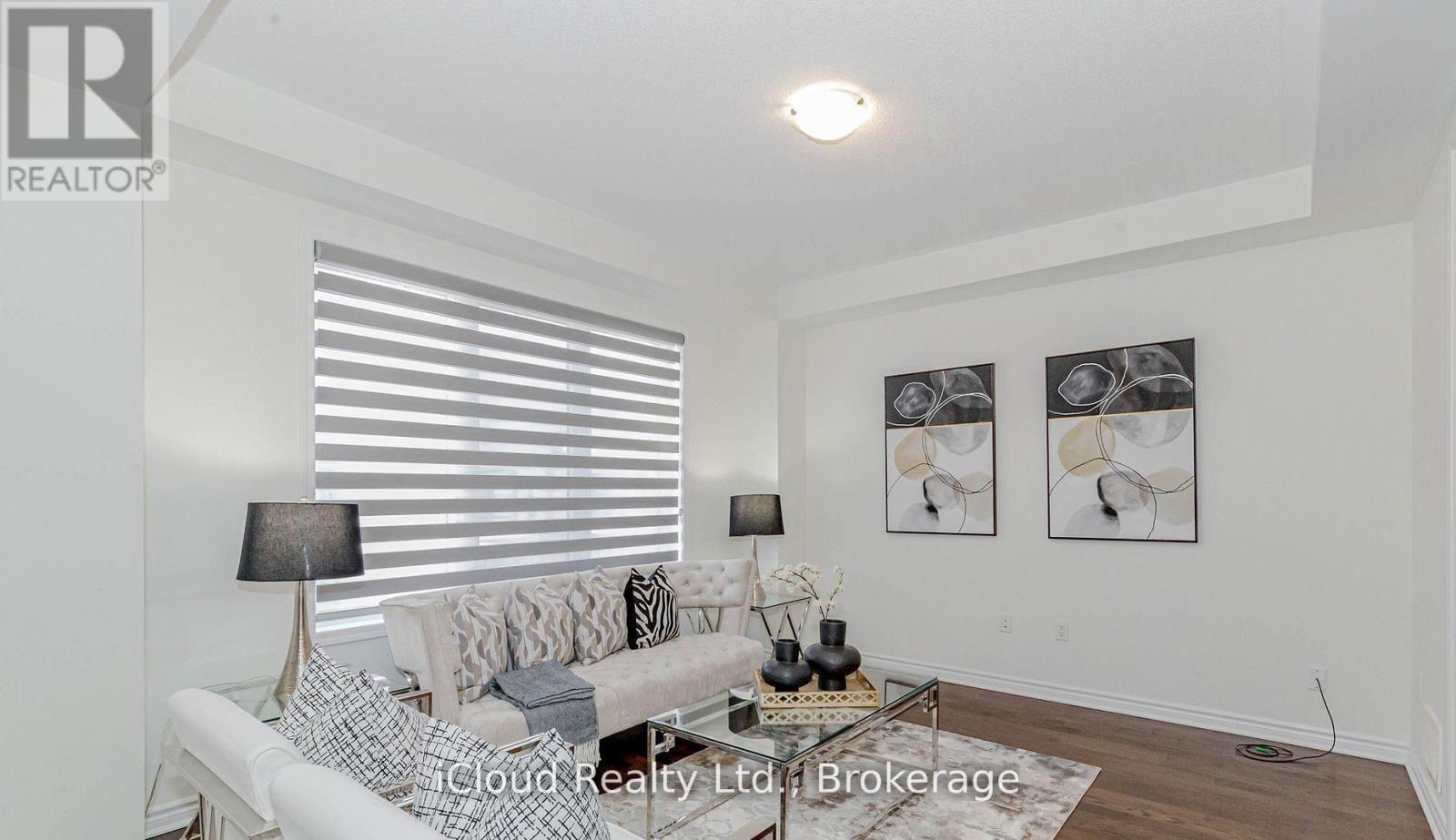 98 Eberly Woods Drive, Caledon, ON - Indoor Photo Showing Living Room