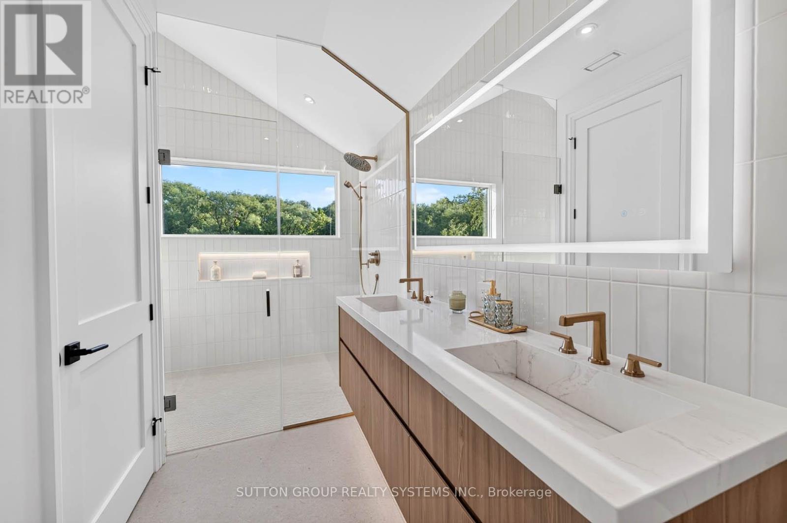 En-suite primary washroom - 272 Renforth Drive, Toronto, ON