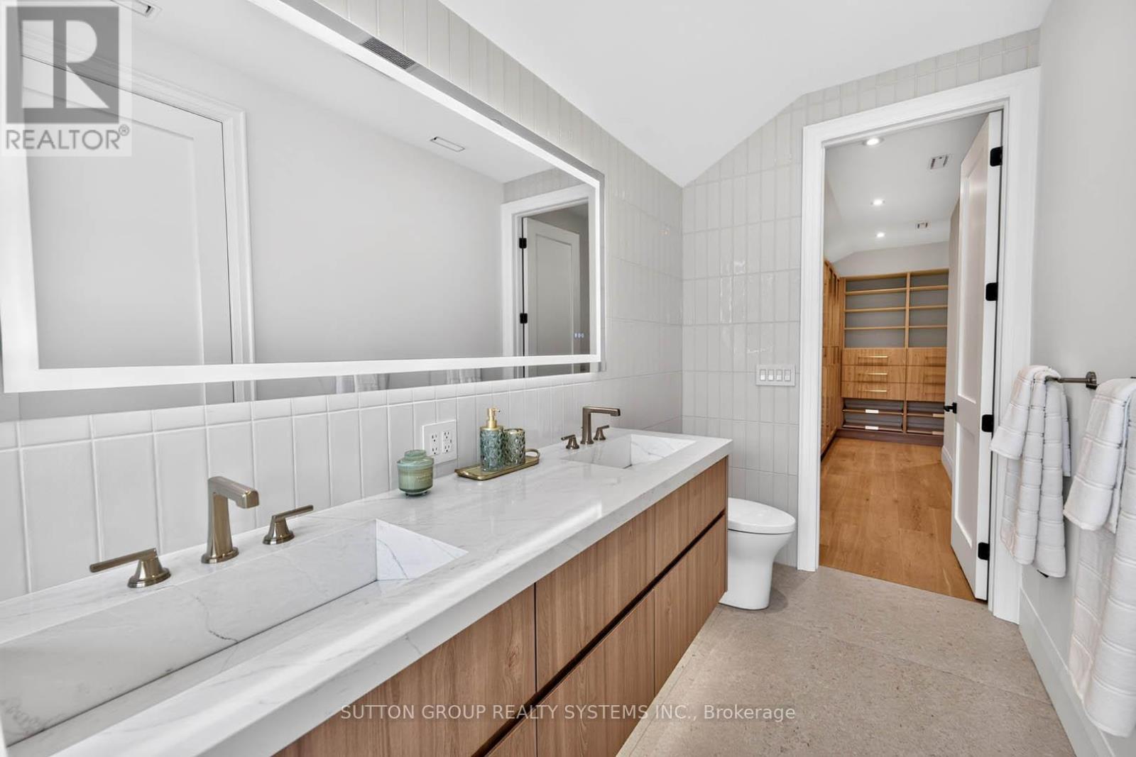 En-suite primary washroom - 272 Renforth Drive, Toronto, ON