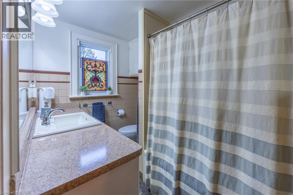Upstairs 4-piece bathroom - 72 Crescent Boulevard, Simcoe, ON - Indoor Photo Showing Bathroom