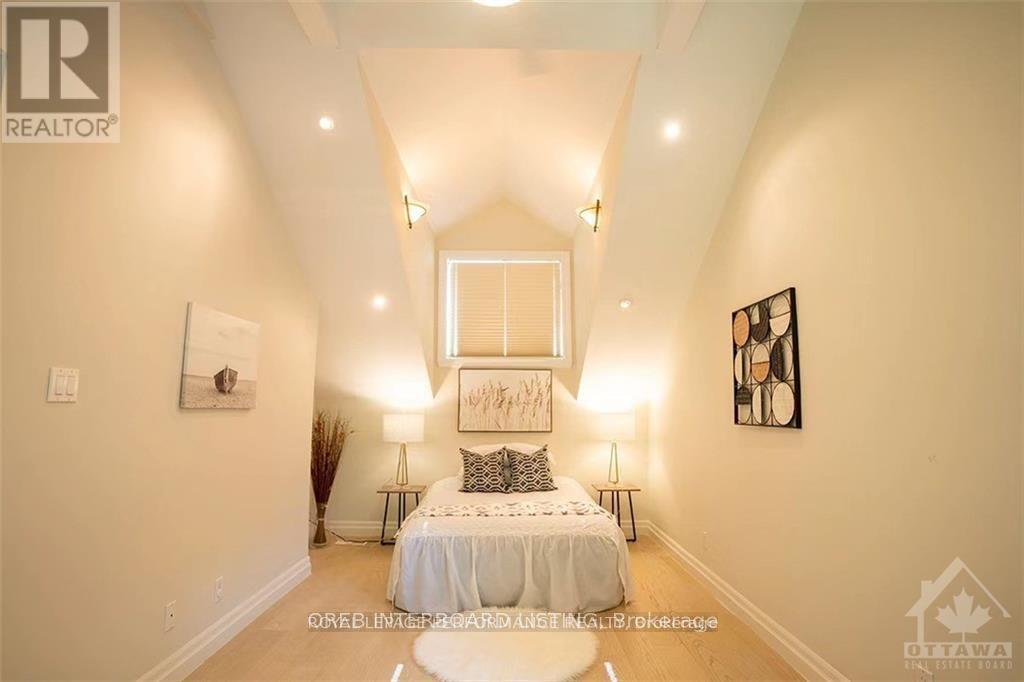 2077 Palmer Avenue, Ottawa, ON