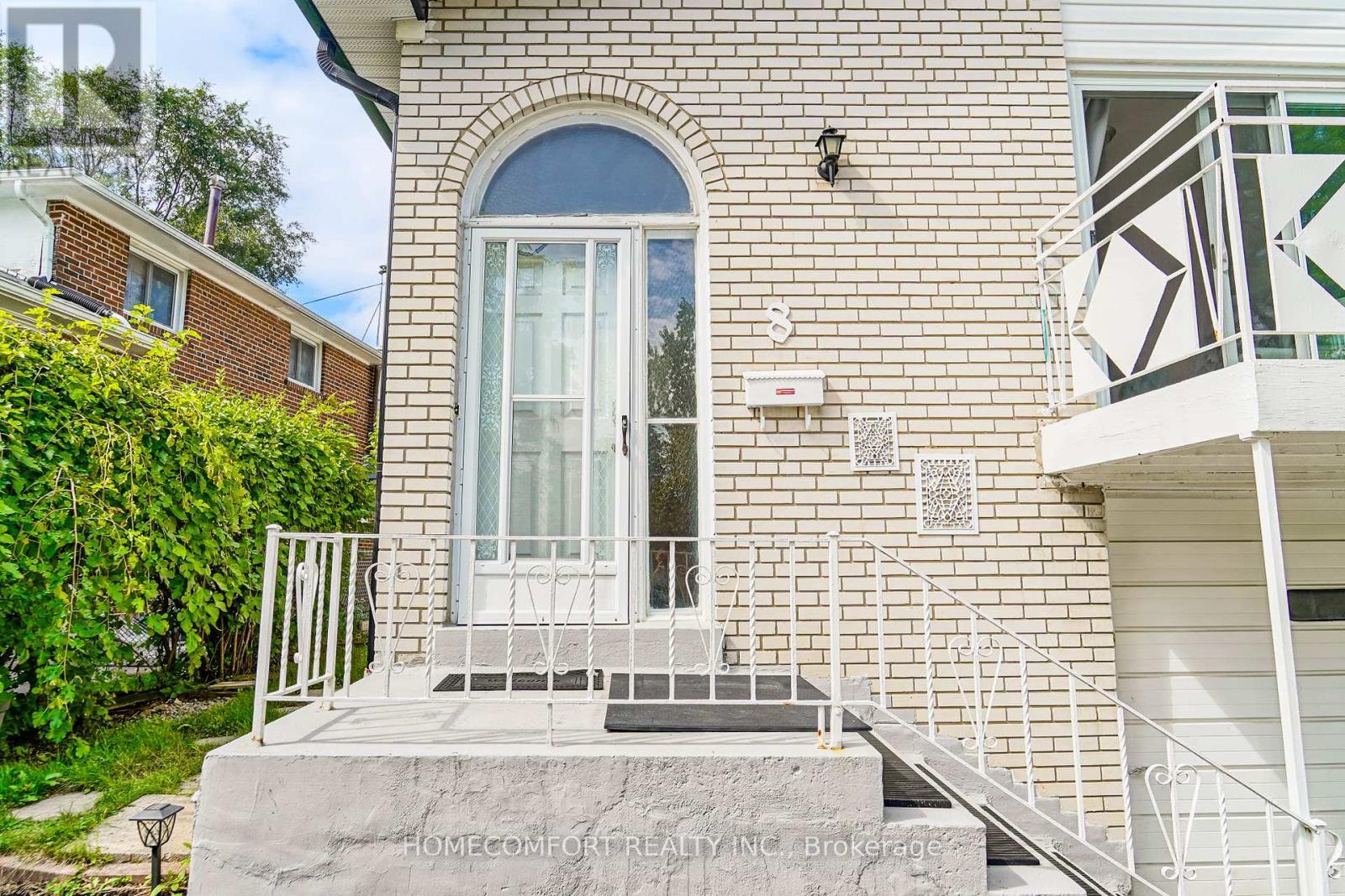 8 Topaz Gate, Toronto, ON