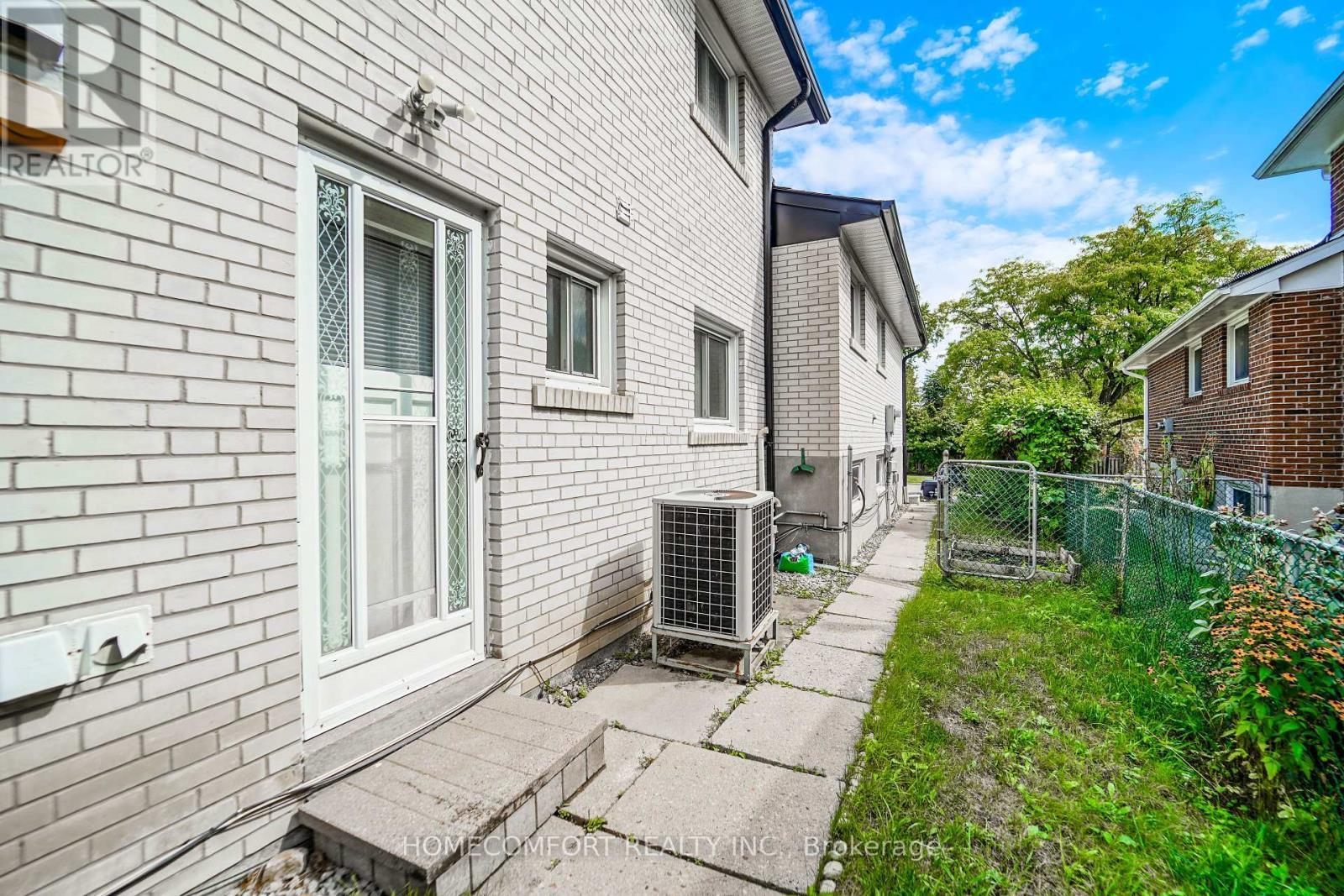 8 Topaz Gate, Toronto, ON