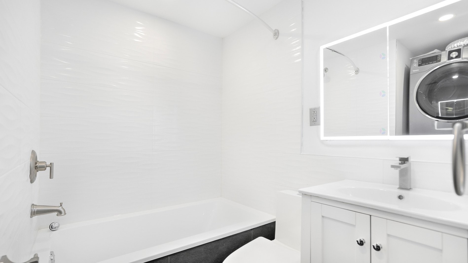 Bathroom - 4013 Rue Mackenzie, Montréal (Côte-Des-Neiges/Notre-Dame-De-Grâce), QC