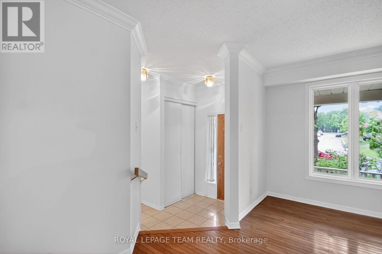 Foyer - 19 Windhurst Drive, Ottawa, ON