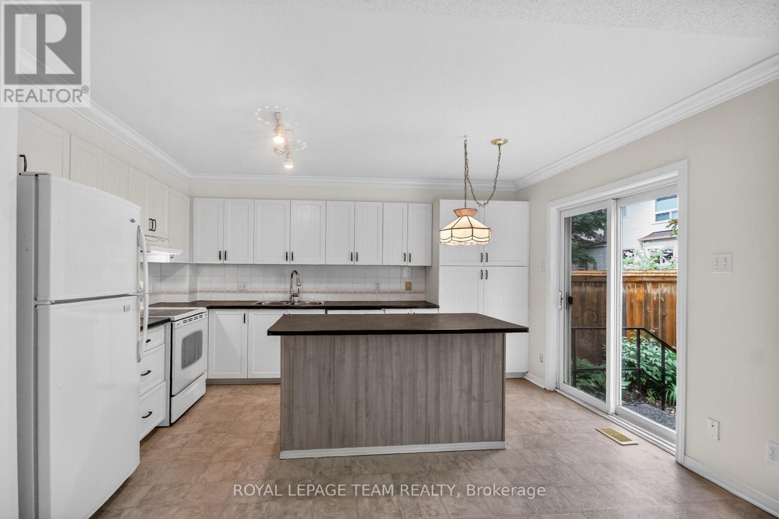 Centre island - 19 Windhurst Drive, Ottawa, ON