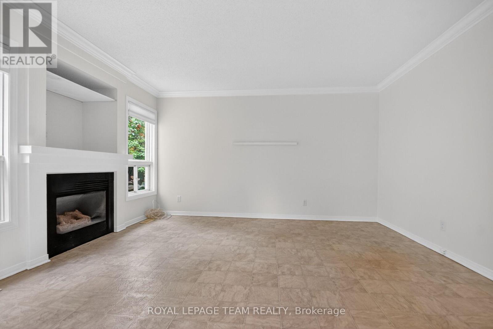 Family/gas fireplace - 19 Windhurst Drive, Ottawa, ON