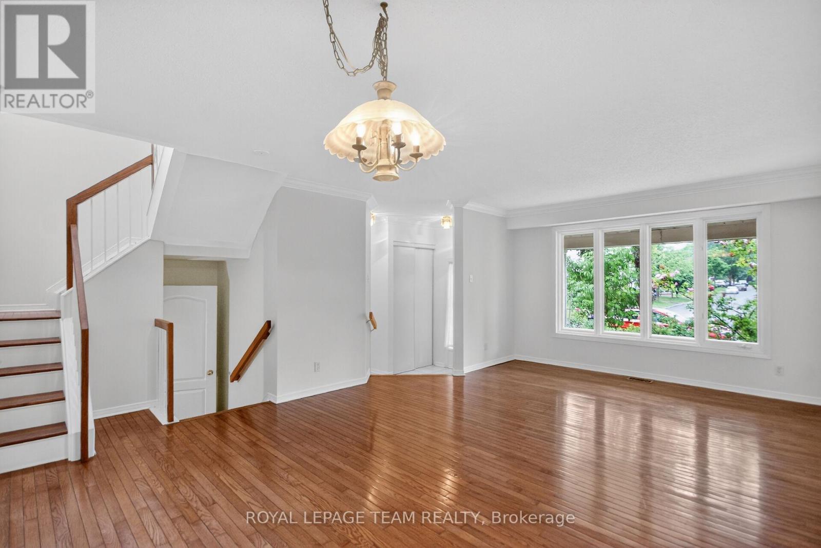 Beautiful hardwood floors - 19 Windhurst Drive, Ottawa, ON