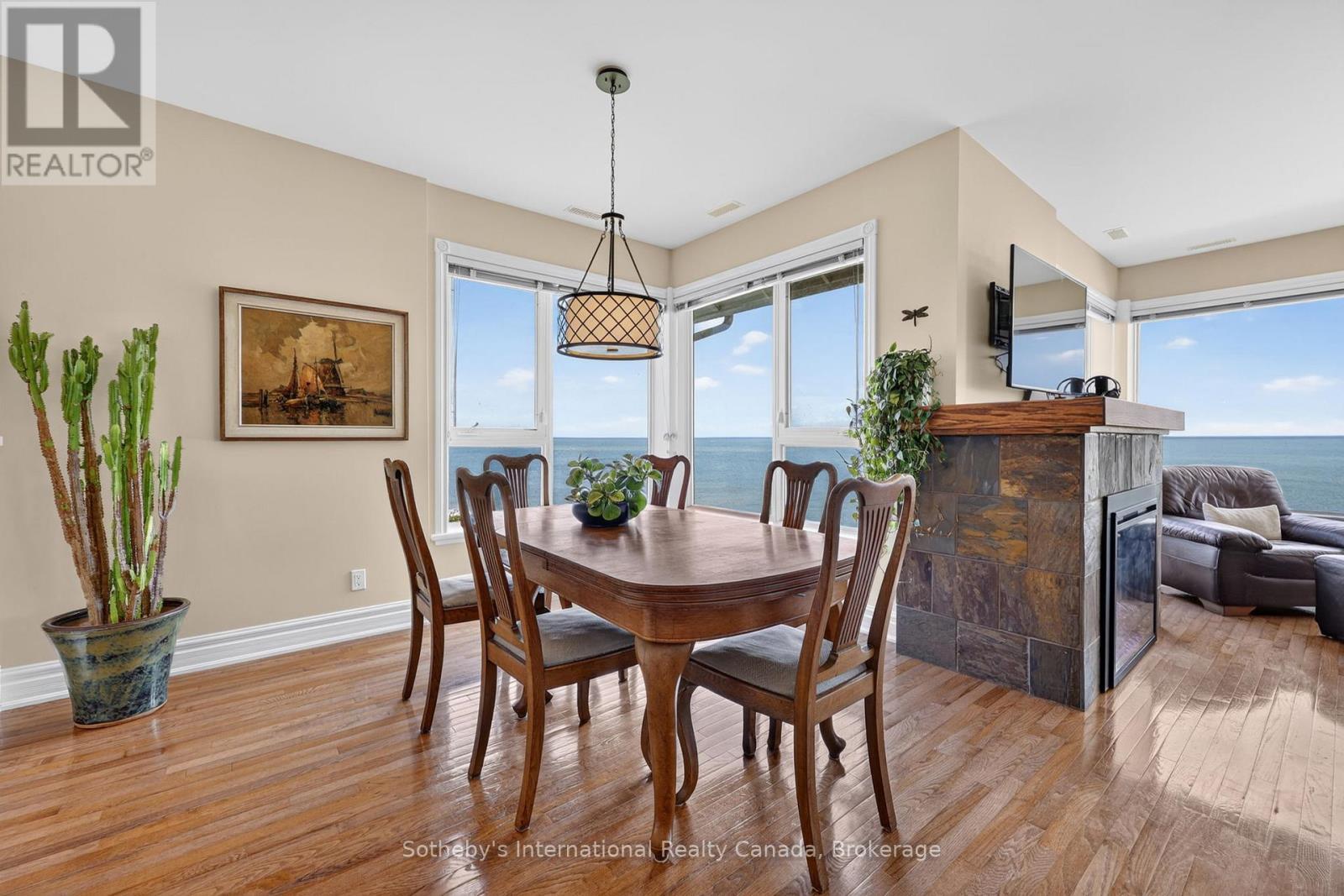 Gas Fireplace - 541 Mariners Way, Collingwood, ON