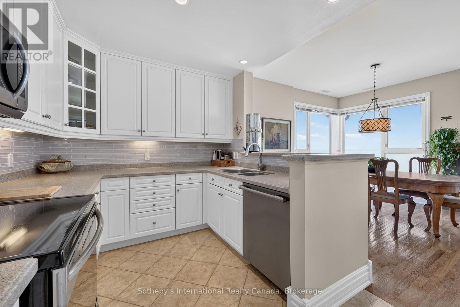 Kitchen With Bay Views - 541 Mariners Way, Collingwood, ON
