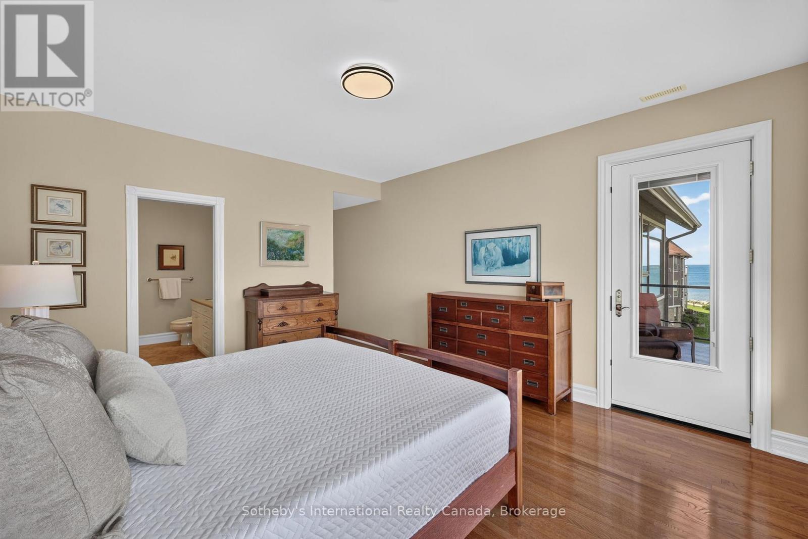Ensuite Off Primary Bedroom - 541 Mariners Way, Collingwood, ON