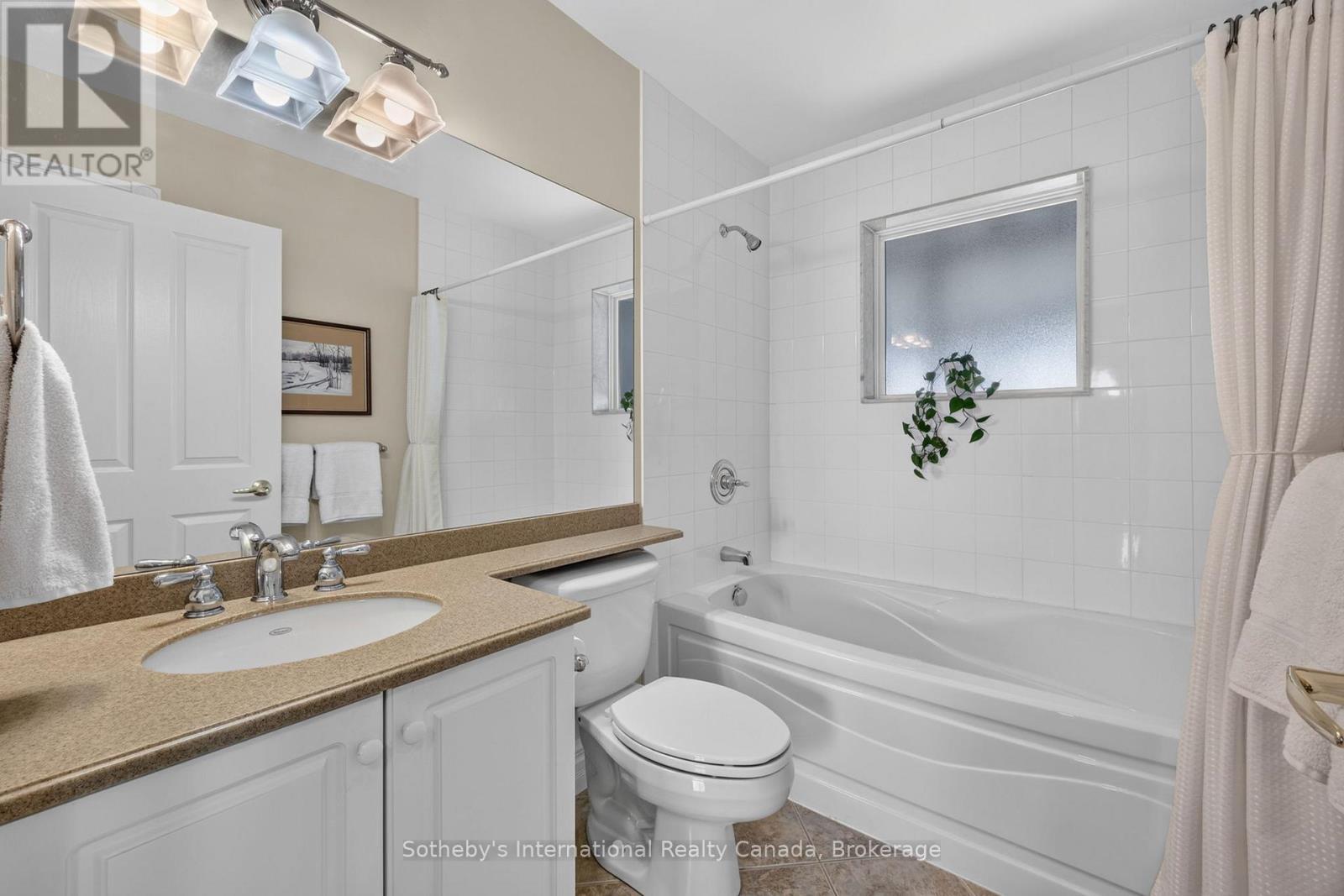 Guest Bathroom - 541 Mariners Way, Collingwood, ON