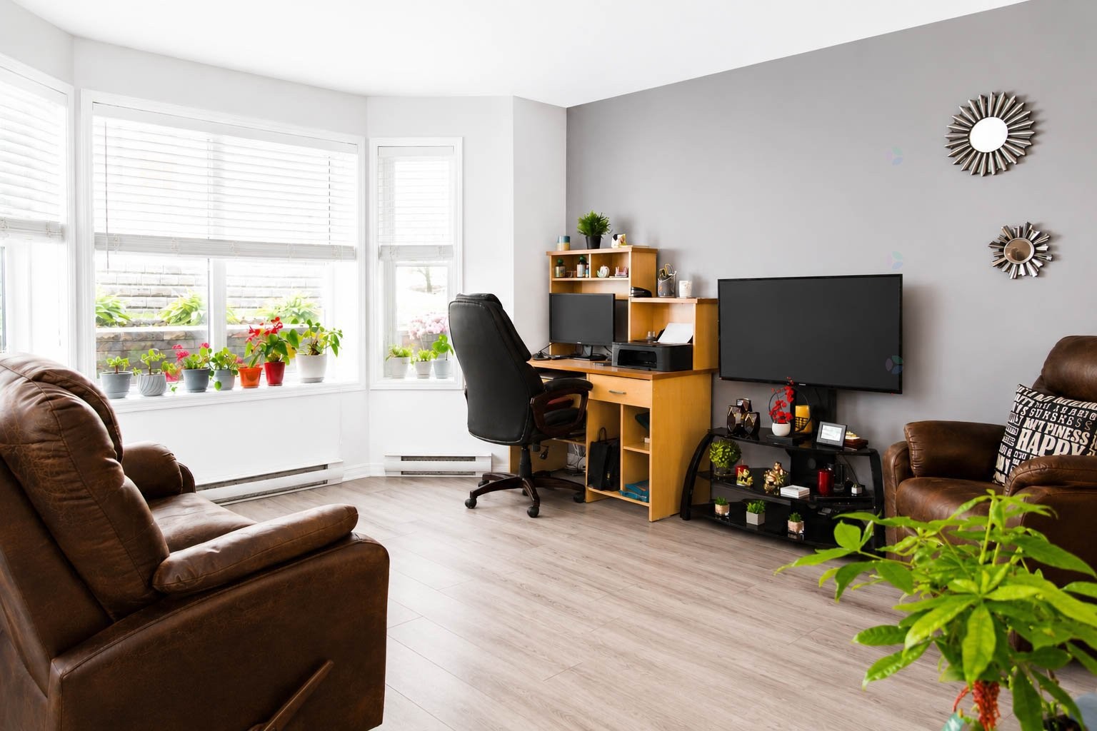 Salon - 9-7320 Rue Du Chardonneret, Brossard, QC