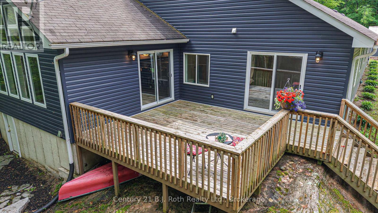 Deck with 2 accesses - 7463 Davy Drive, Ramara, ON