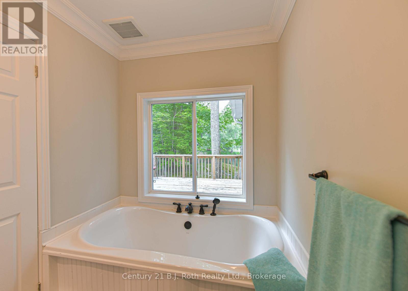 Soaker tub - 7463 Davy Drive, Ramara, ON