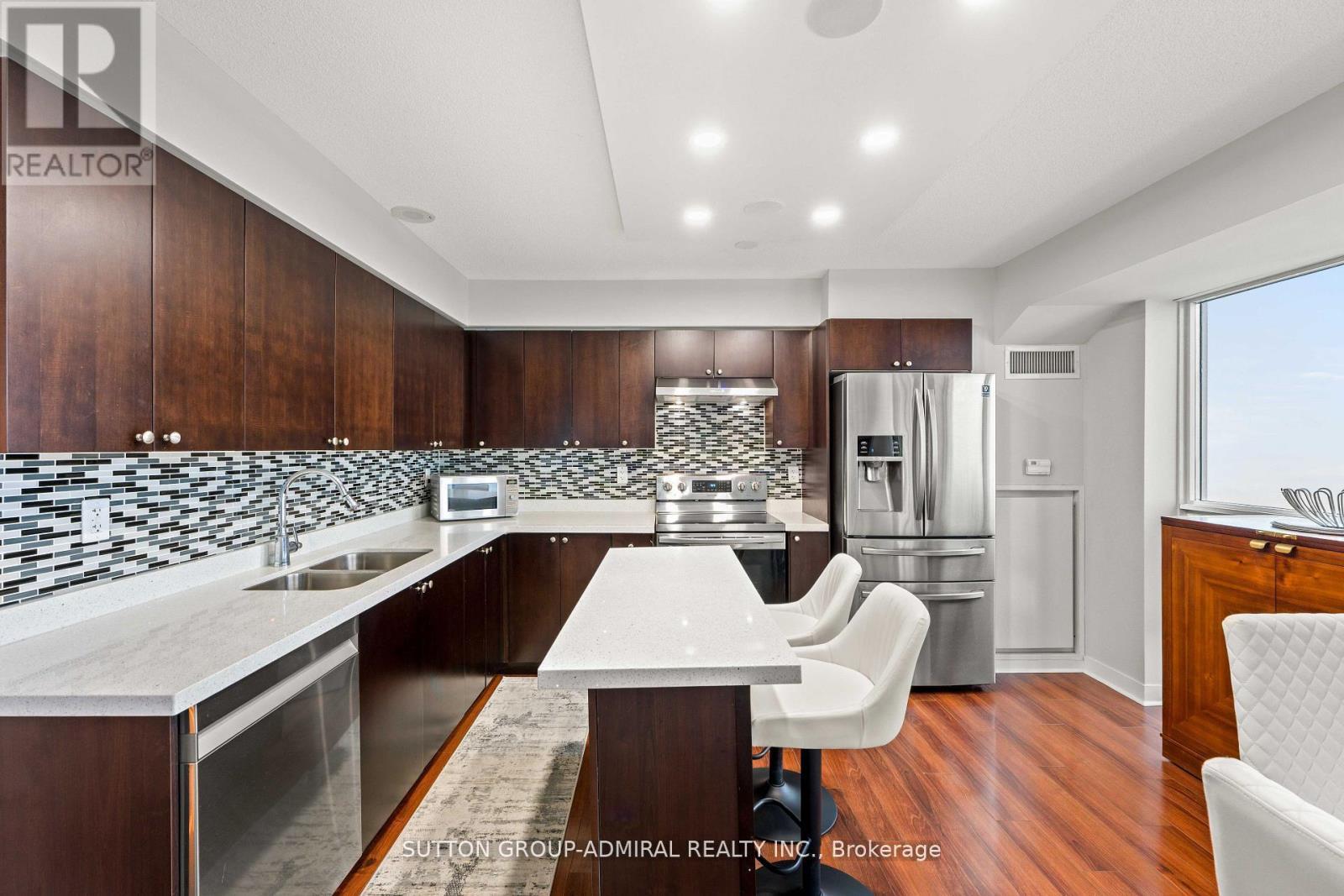 2513 - 155 Legion Road N, Toronto, ON - Indoor Photo Showing Kitchen With Double Sink With Upgraded Kitchen