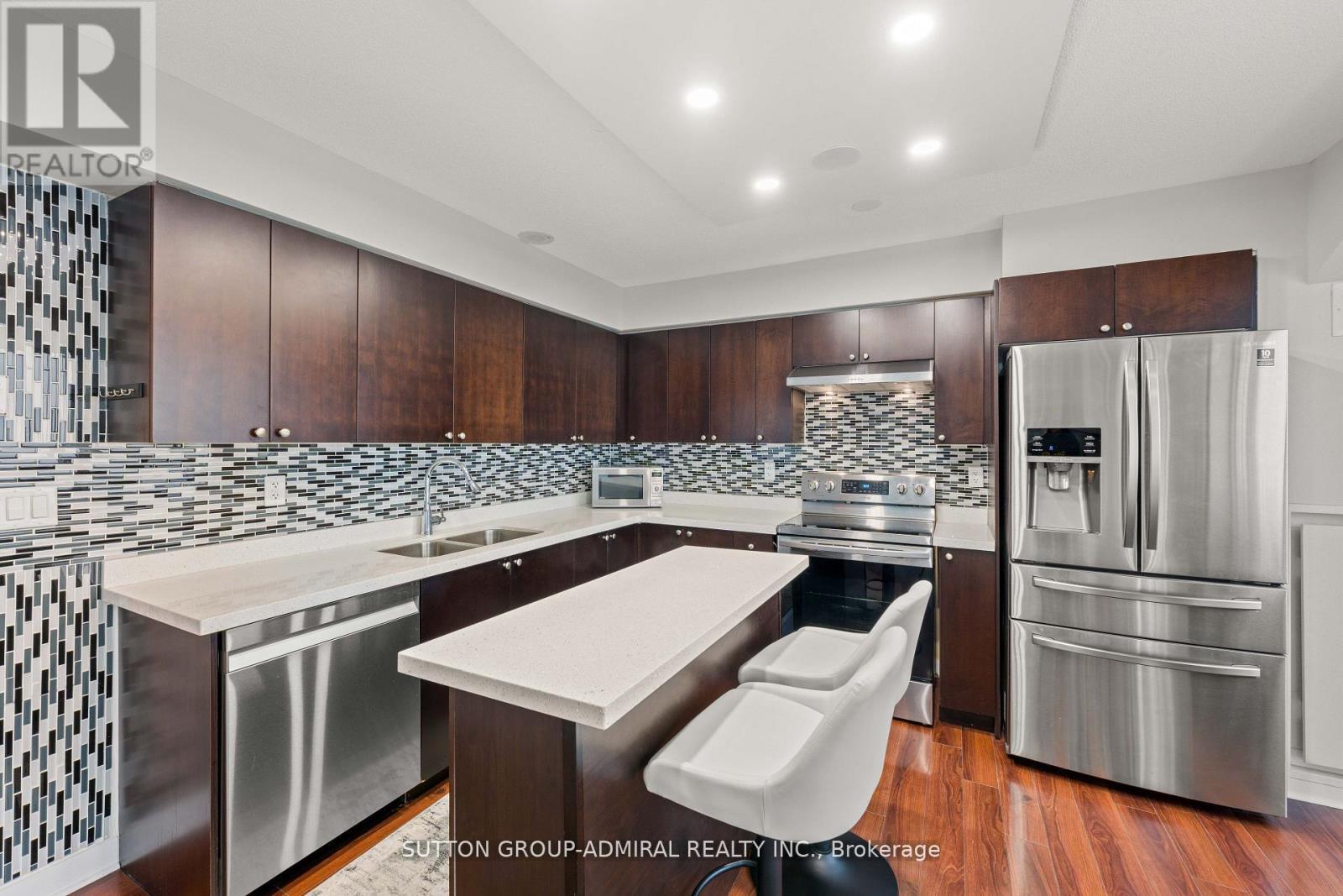 2513 - 155 Legion Road N, Toronto, ON - Indoor Photo Showing Kitchen With Double Sink With Upgraded Kitchen