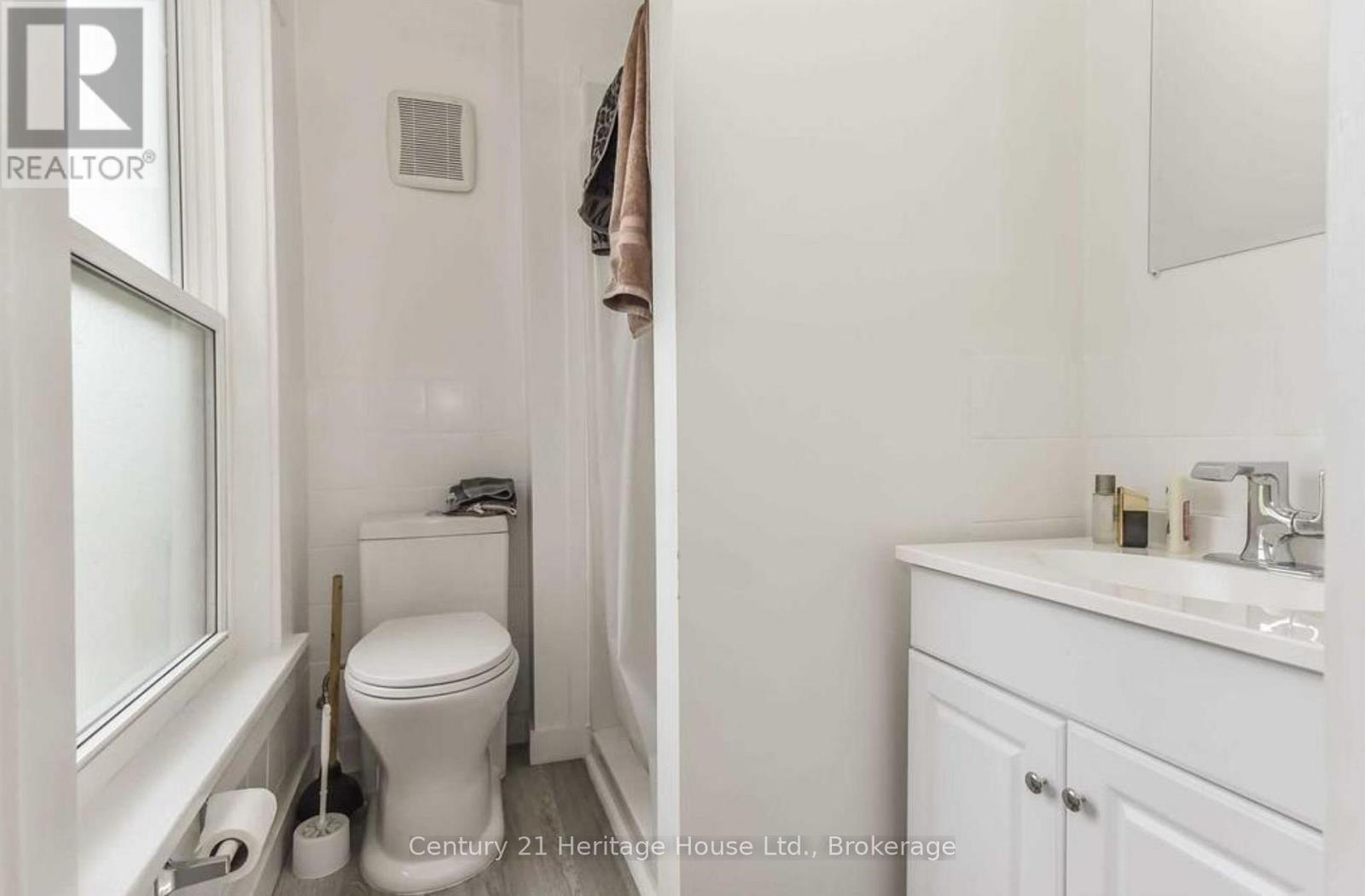 153 St Andrews Street, Cambridge, ON - Indoor Photo Showing Bathroom