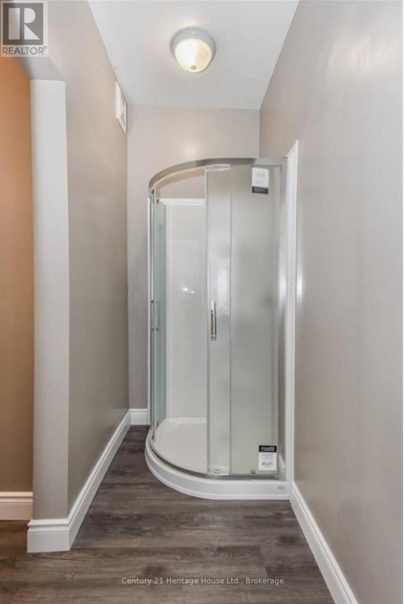 153 St Andrews Street, Cambridge, ON - Indoor Photo Showing Bathroom
