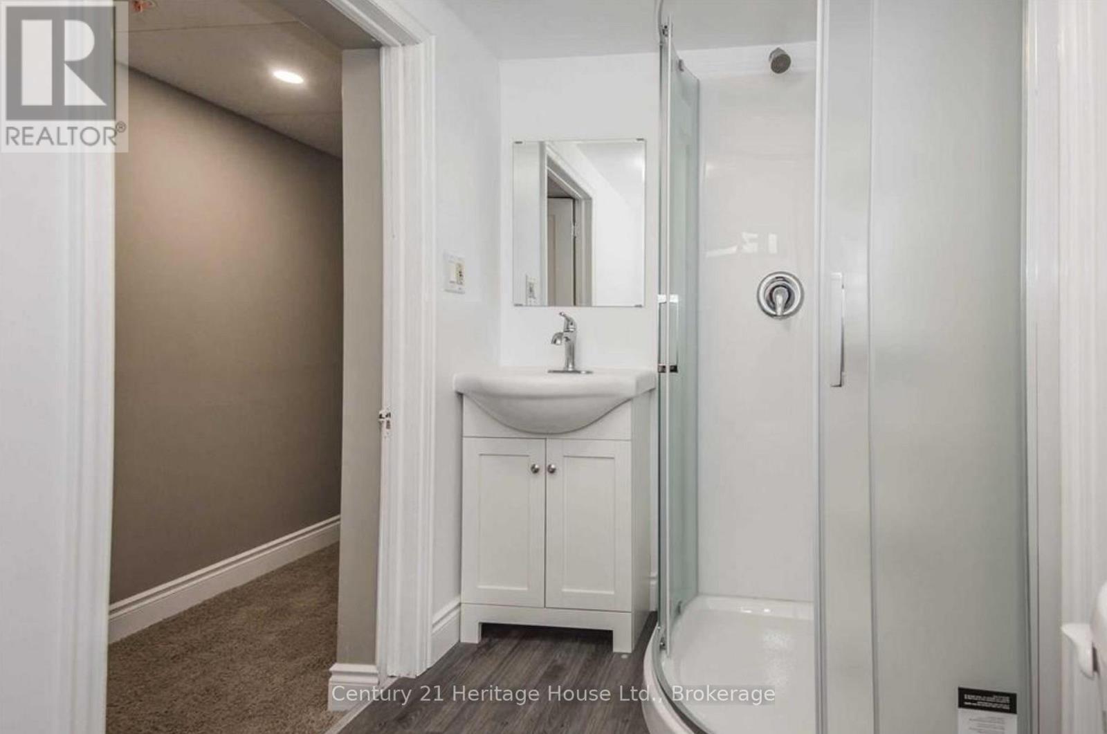 153 St Andrews Street, Cambridge, ON - Indoor Photo Showing Bathroom