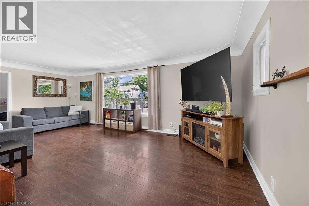 331 Guelph Street, Hamilton, ON - Indoor Photo Showing Living Room