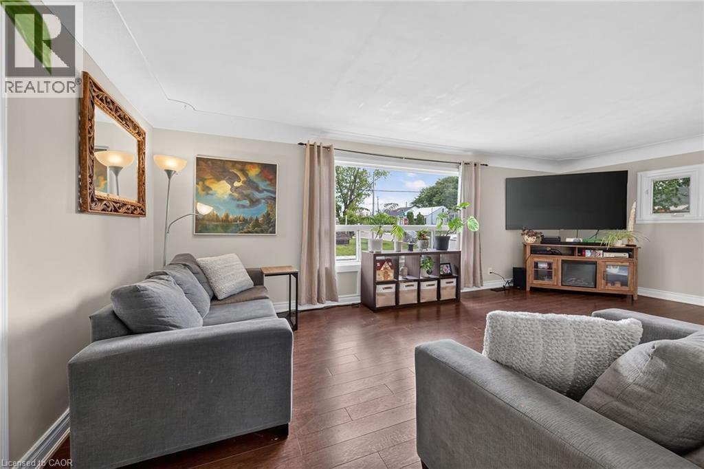 331 Guelph Street, Hamilton, ON - Indoor Photo Showing Living Room