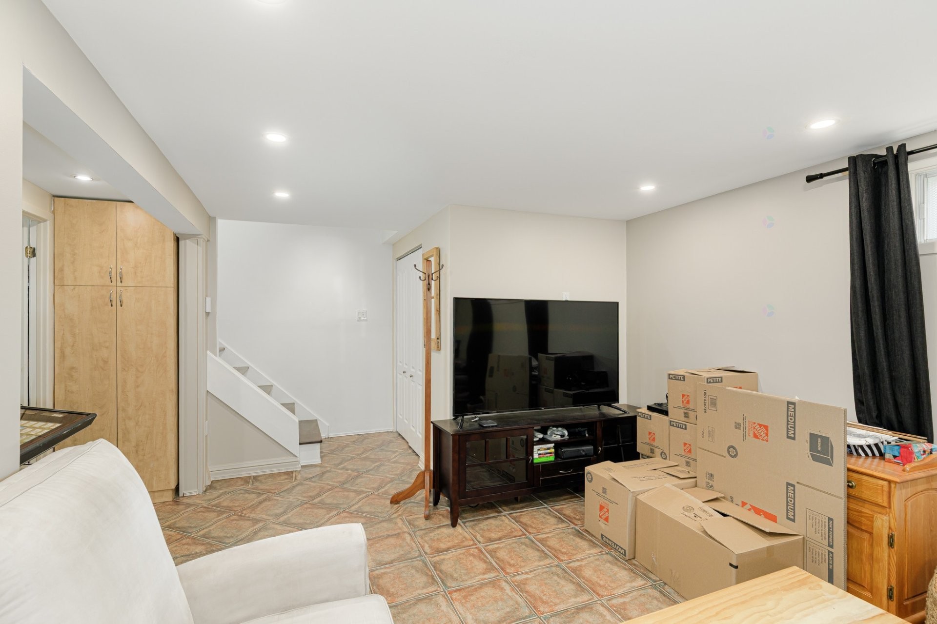 Salle familiale - 2120 Rue De Romagne, Laval (Vimont), QC