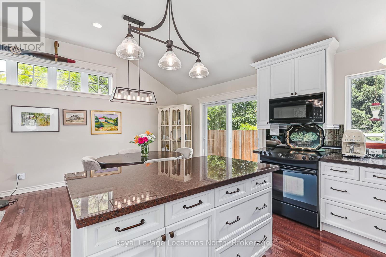 8366 Poplar Side Road, Clearview, ON - Indoor Photo Showing Kitchen