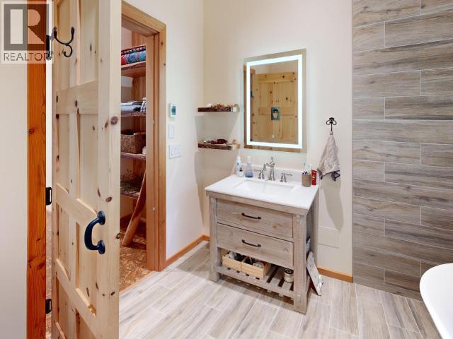 8116 Emmonds Road, Powell River, BC