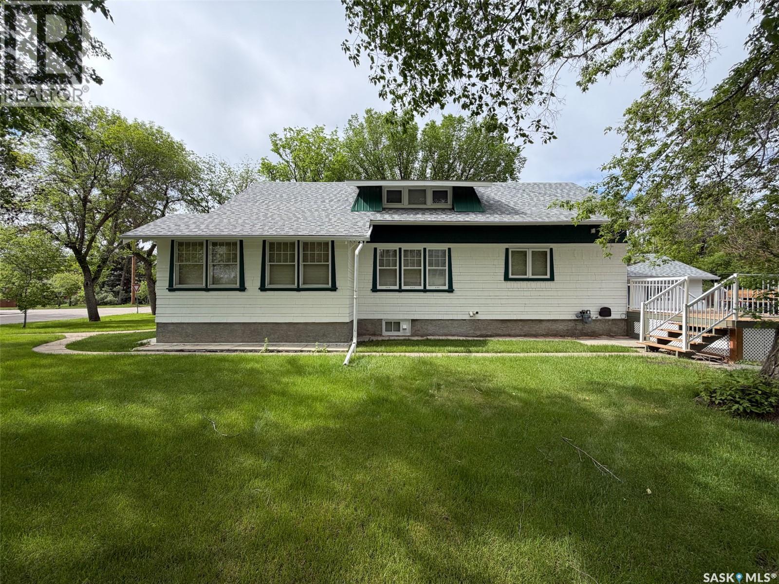 692 2Nd Street E, Shaunavon, SK