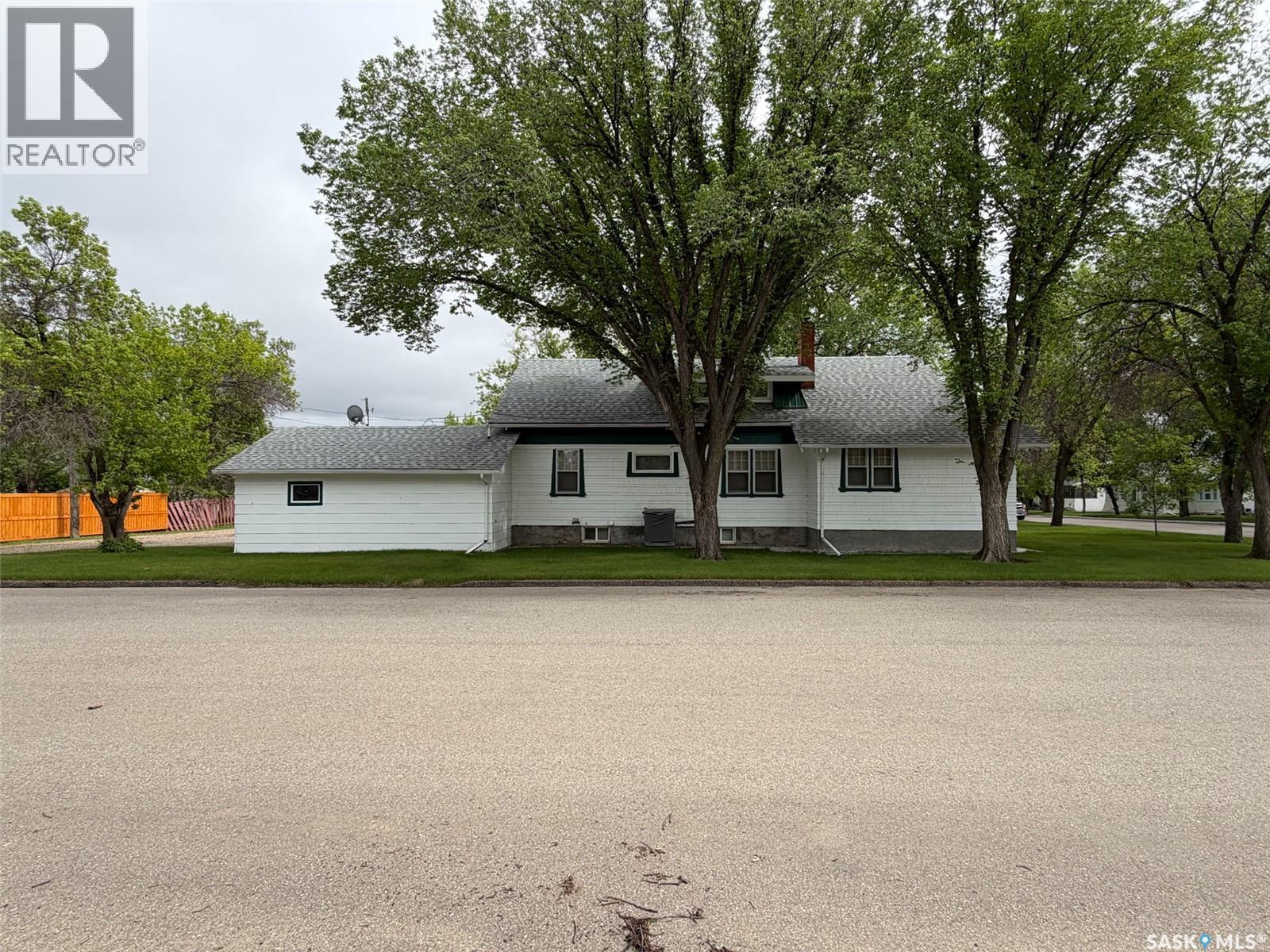 692 2Nd Street E, Shaunavon, SK