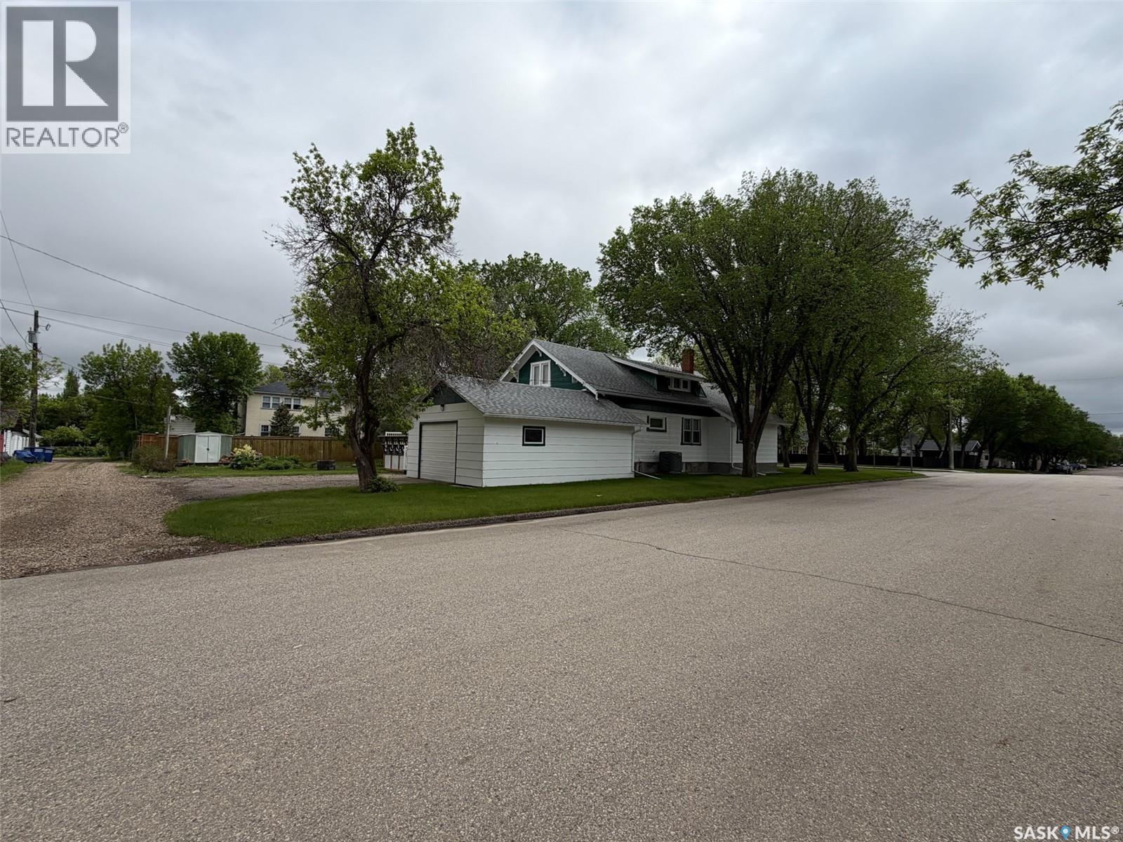 692 2Nd Street E, Shaunavon, SK