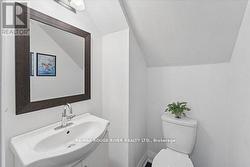 Upper 2 pc washroom - 
