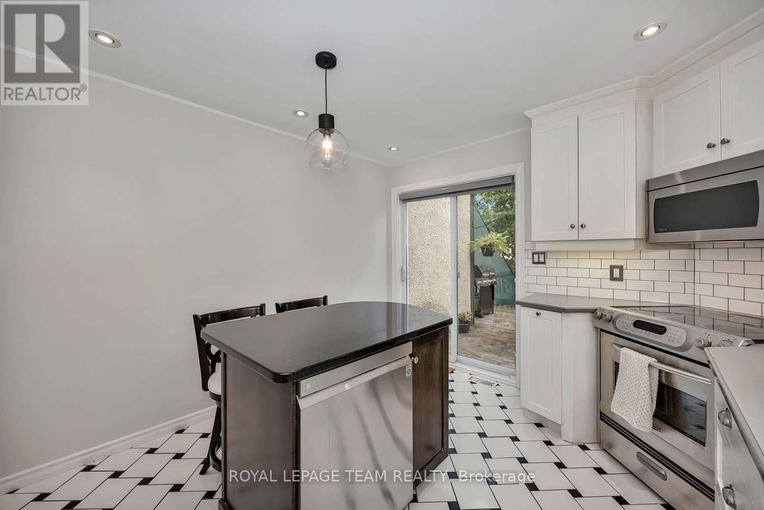 215 Booth Street, Ottawa, ON - Indoor Photo Showing Kitchen