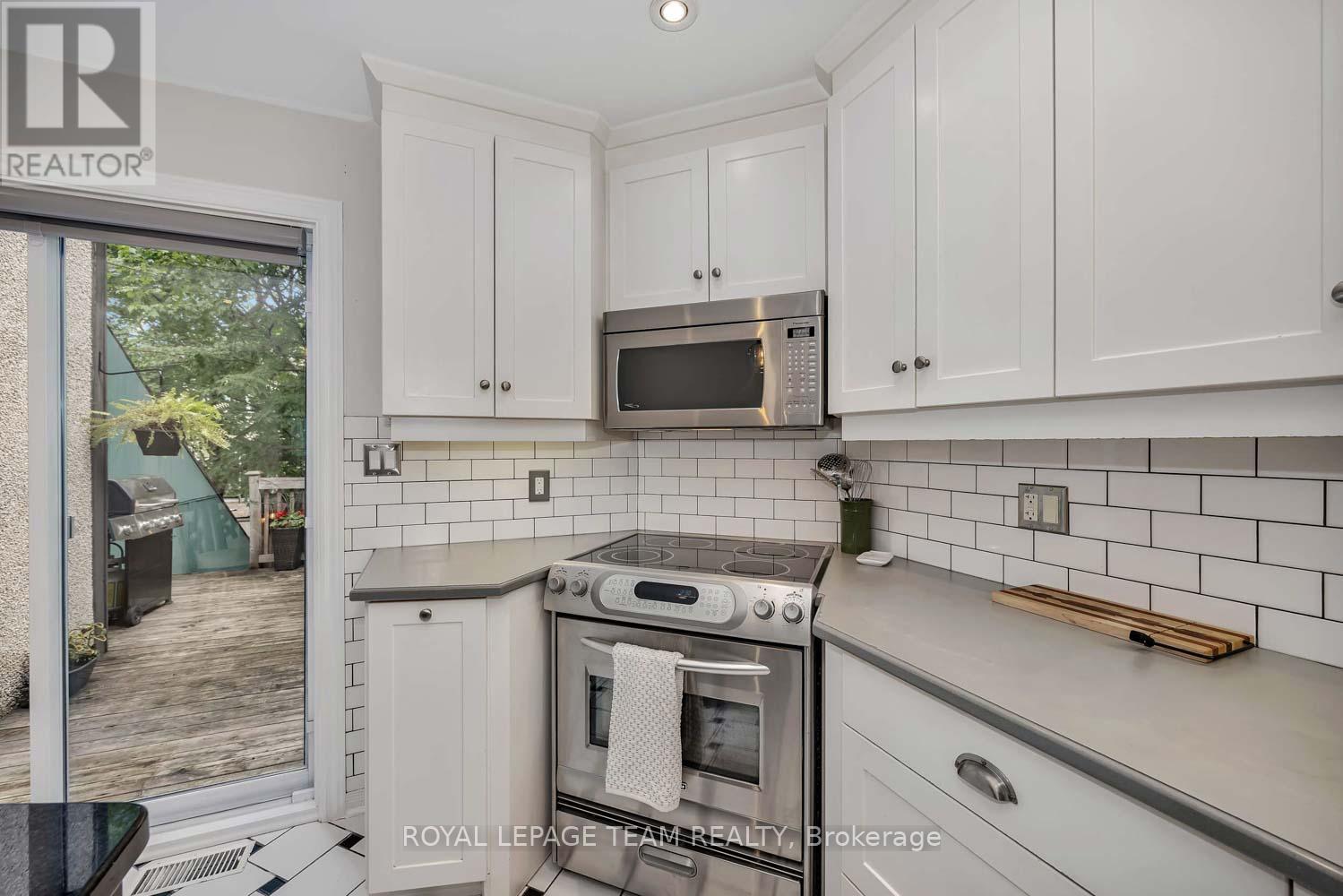 215 Booth Street, Ottawa, ON - Indoor Photo Showing Kitchen