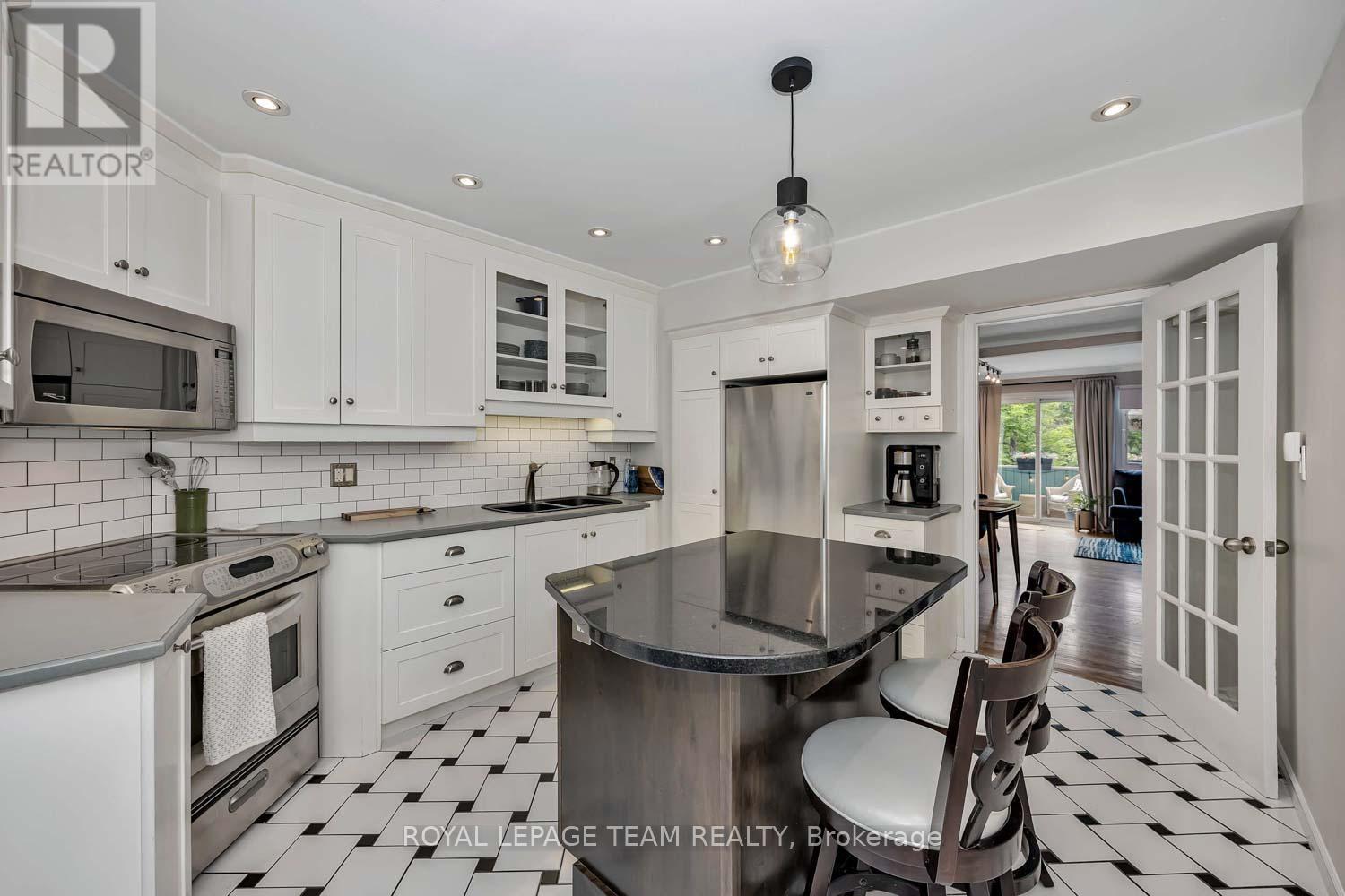 215 Booth Street, Ottawa, ON - Indoor Photo Showing Kitchen With Double Sink With Upgraded Kitchen