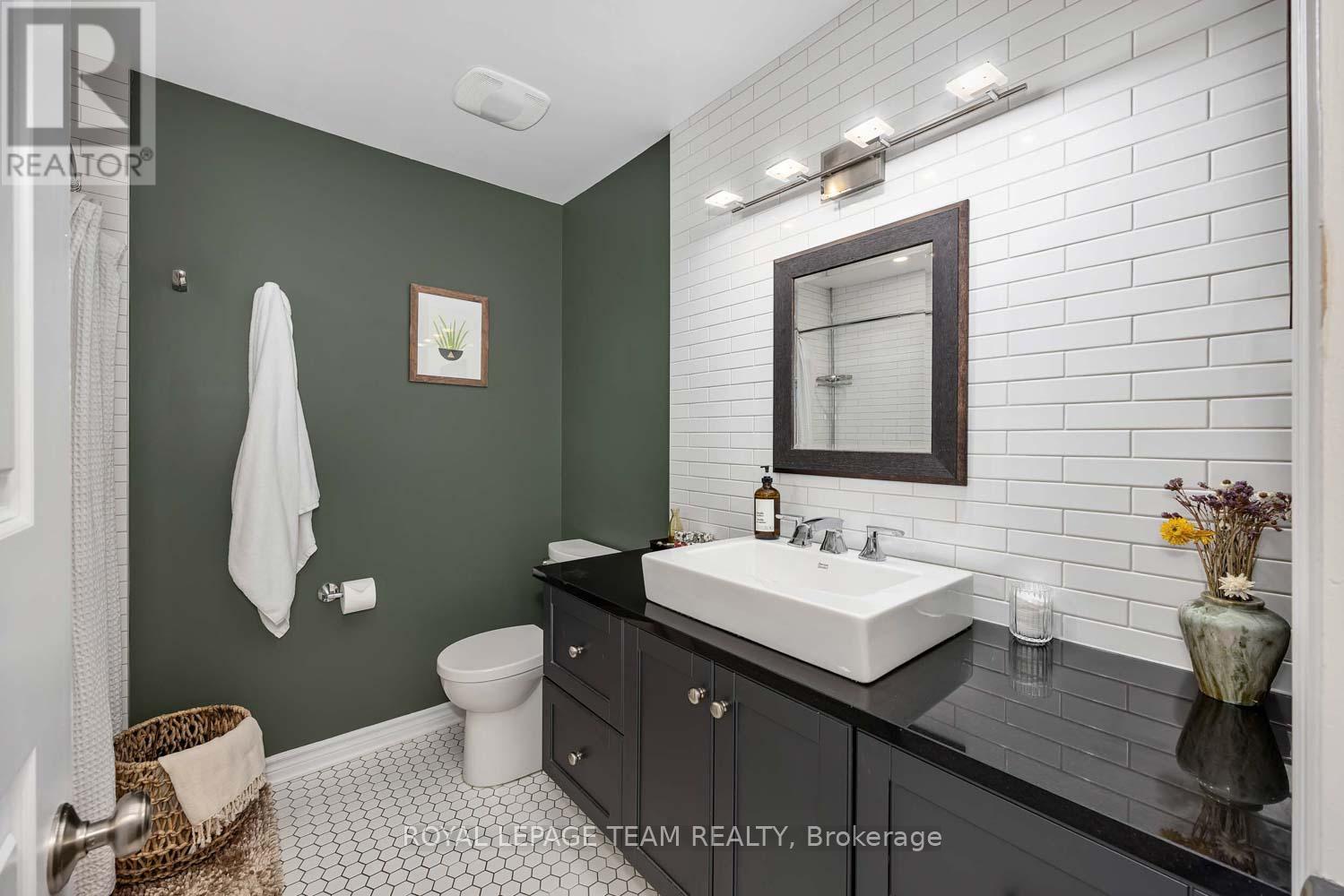 215 Booth Street, Ottawa, ON - Indoor Photo Showing Bathroom