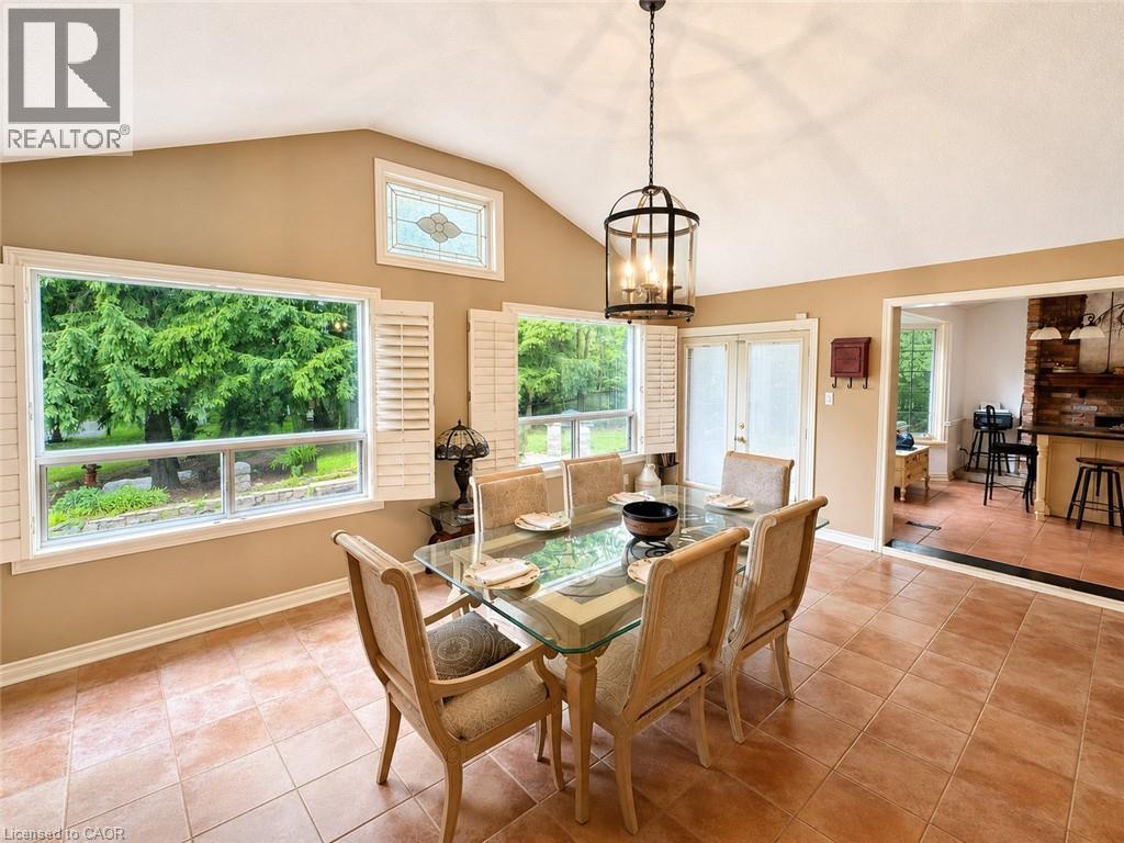 5590 Blind Line, Burlington, ON - Indoor Photo Showing Dining Room
