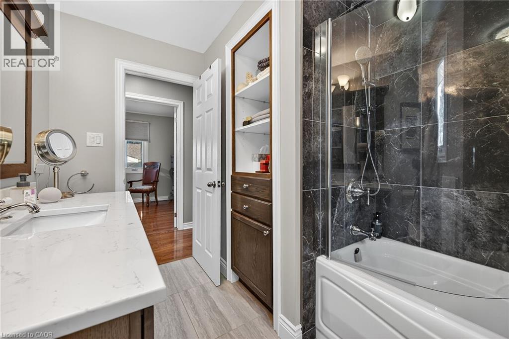 5590 Blind Line, Burlington, ON - Indoor Photo Showing Bathroom