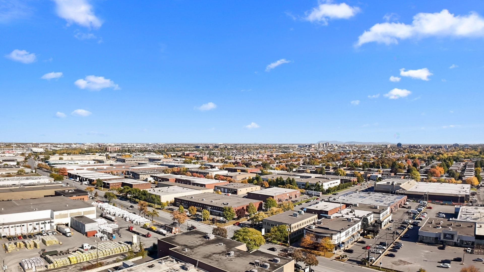 Aerial View - 6000 Boul. Des Grandes-Prairies, Montréal (Saint-Léonard), QC
