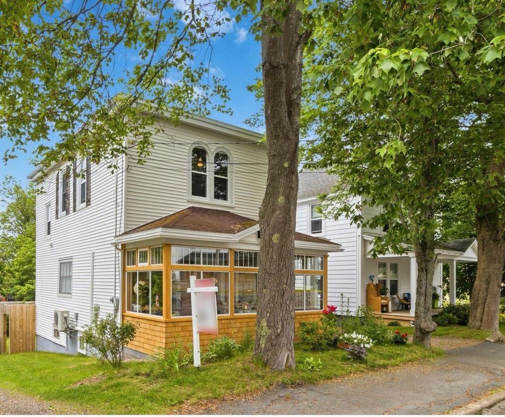 24 Queen Street, Bridgewater, NS