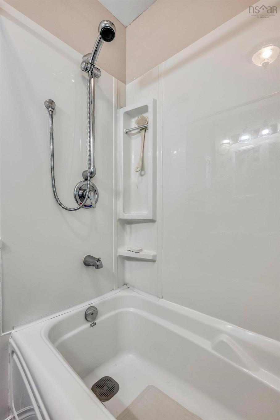 110 Brook Street, Lunenburg, NS - Indoor Photo Showing Bathroom