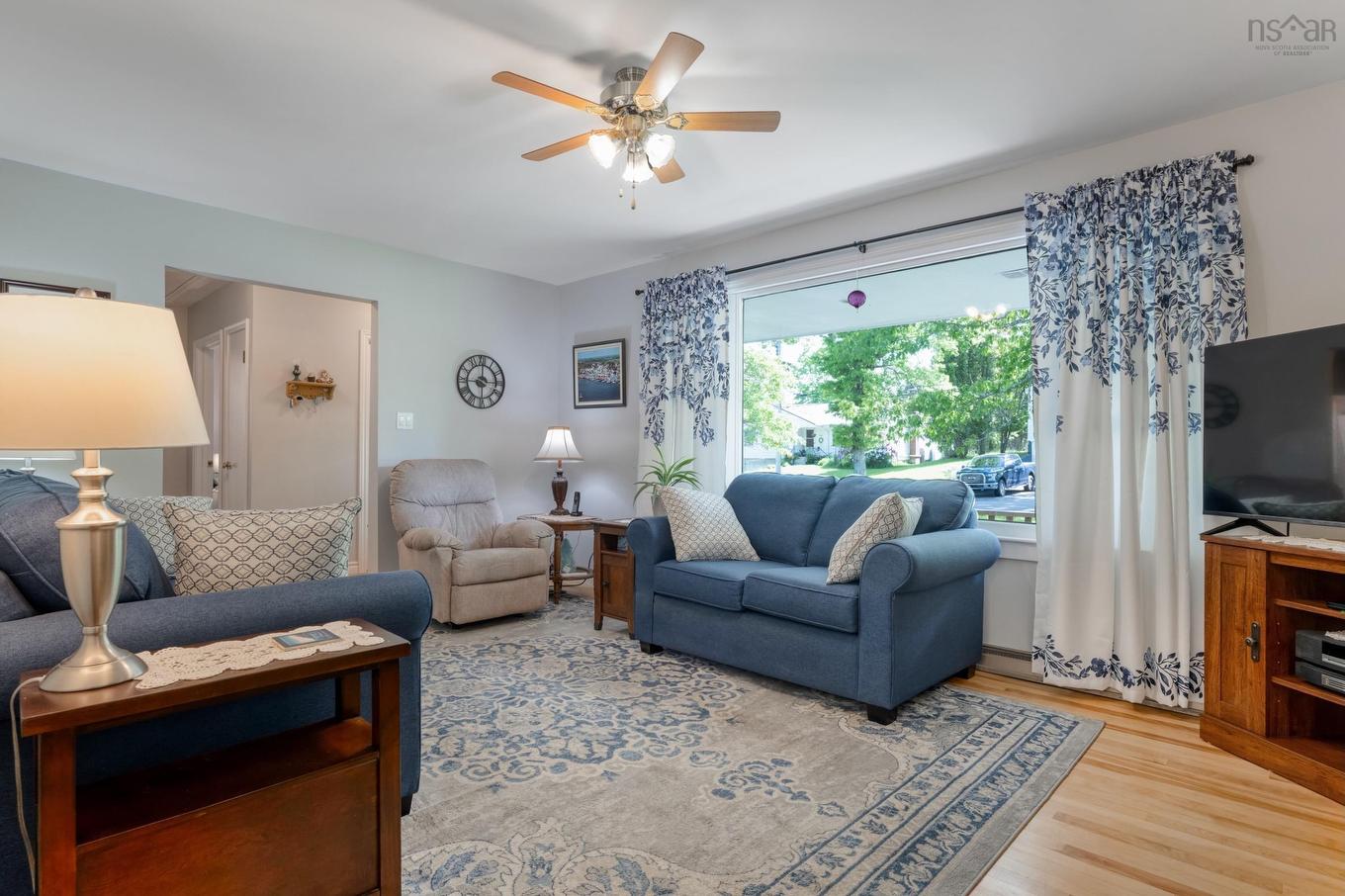 110 Brook Street, Lunenburg, NS - Indoor Photo Showing Living Room