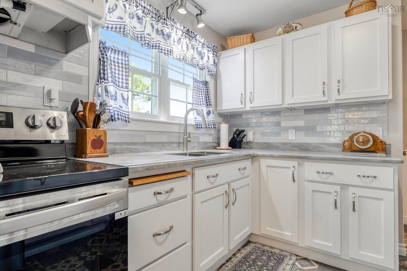 110 Brook Street, Lunenburg, NS - Indoor Photo Showing Kitchen