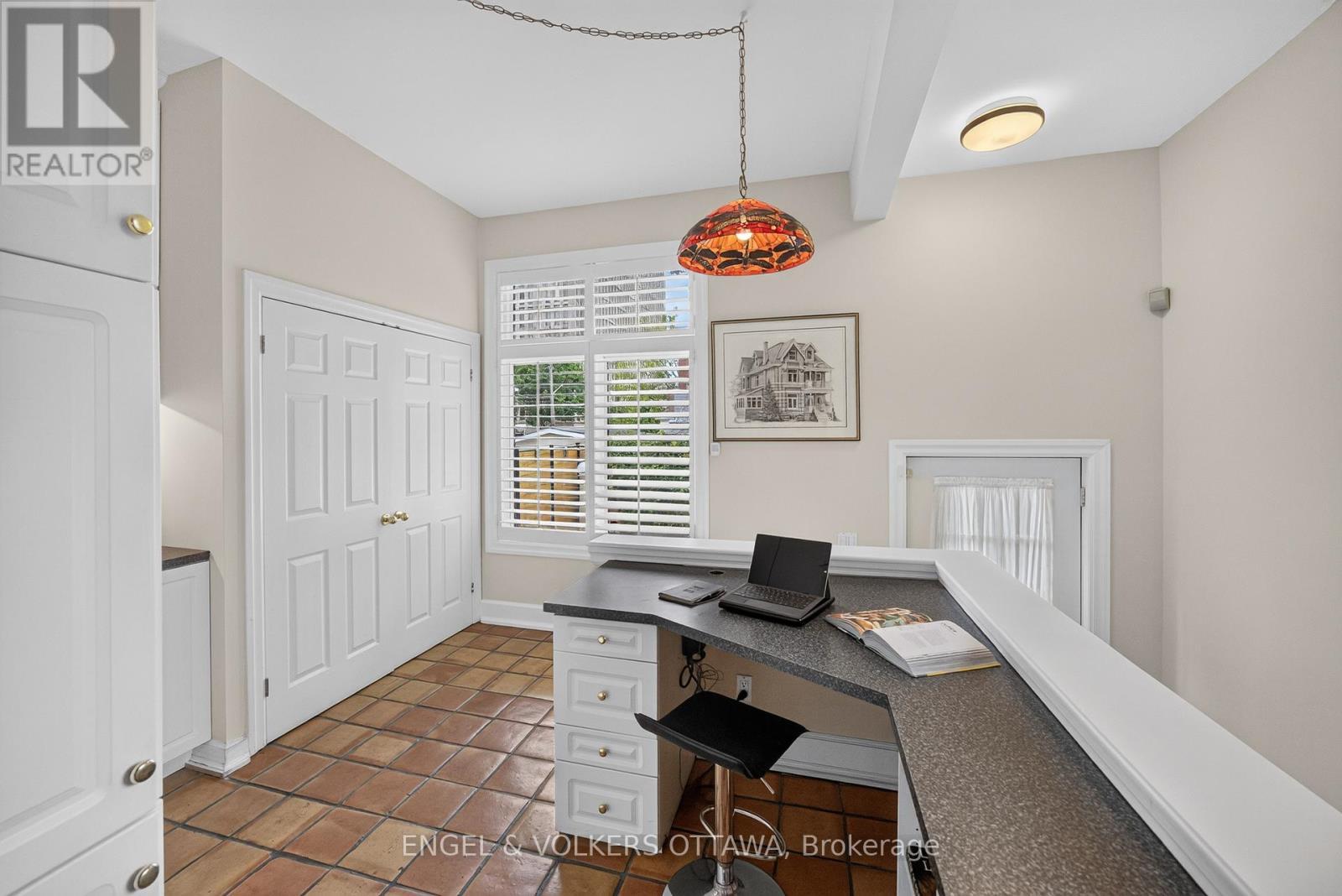A perfect work centre to plan your day. - 119 Strathcona Avenue, Ottawa, ON