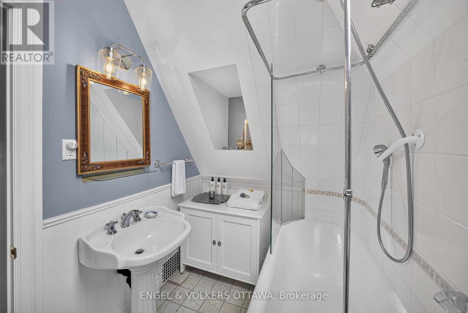 4pc ensuite with skylight - 119 Strathcona Avenue, Ottawa, ON
