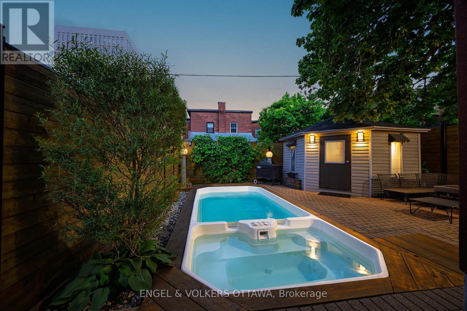 Lap Pool and jacuzzi at dusk . - 119 Strathcona Avenue, Ottawa, ON